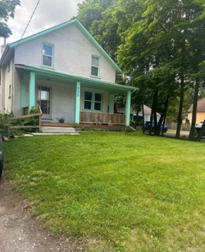Ajax Beautiful Cozy Room- 10 mins to Go Station, Water Front Park, Plaza